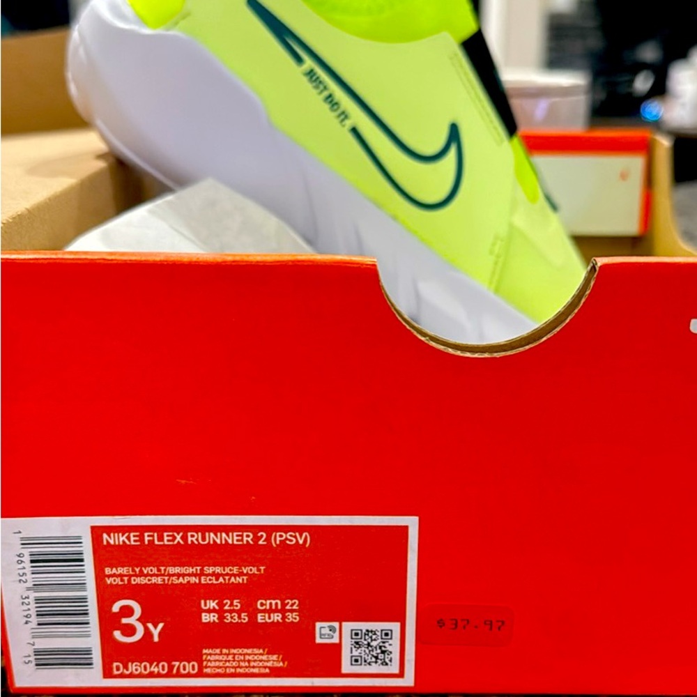 Brand new boys Nike flex size 3Y